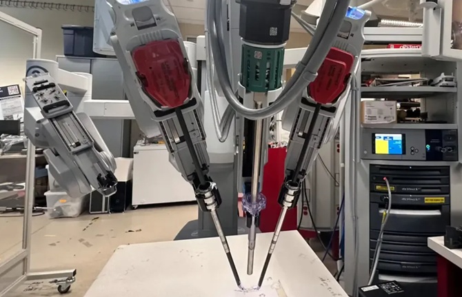 Roboterchirurg führt erstmals Operation ohne Arzt durch 1