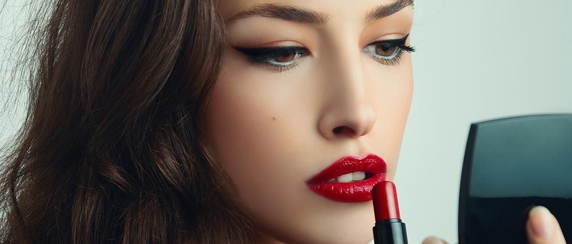 So heben Sie Ihre Lippenwinkel: Make-up-Tricks