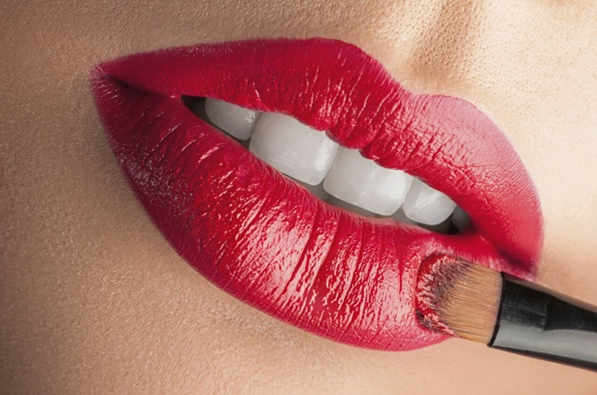 How to lift the corners of your lips: makeup tricks 1