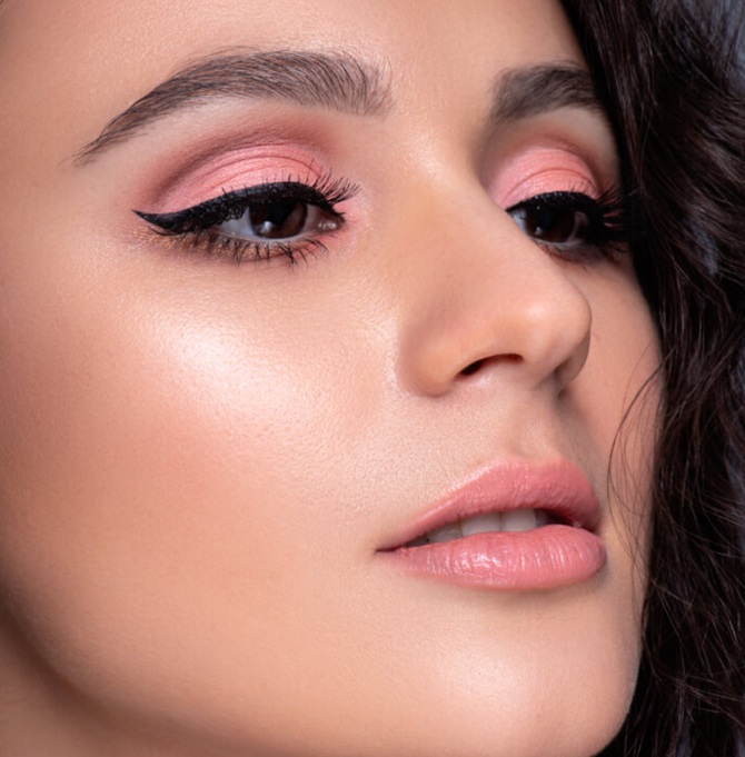 How to apply liquid eyeliner for perfect makeup 1