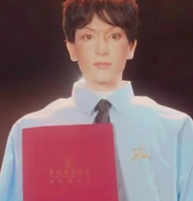 In China hat ein humanoider Roboter die Universität betreten 1