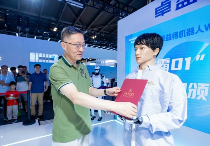 In China hat ein humanoider Roboter die Universität betreten 2