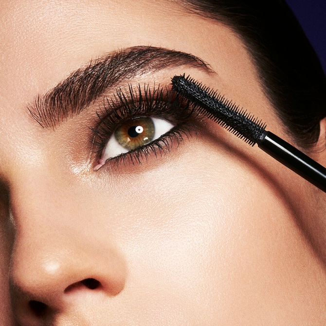 How to apply mascara to your eyelashes to avoid clumps and clumping 1