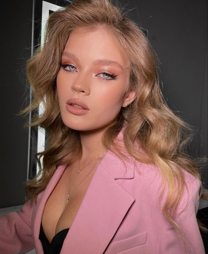 5 perfekte Rougetöne für Blondinen 2
