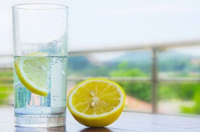 Как убрать отечность под глазами: 5 домашних способов 5