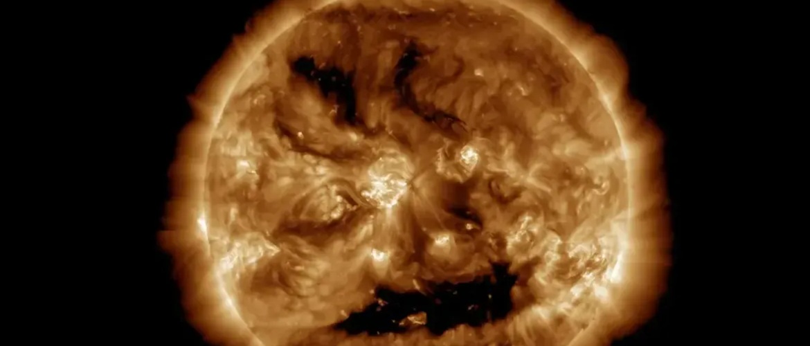 Ученые показали снимок Солнца с улыбкой