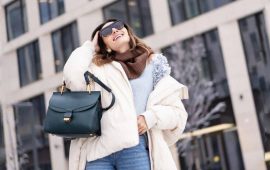 Яку сумку носити з пуховиком узимку: модні рішення