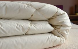 Ковдри з наповнювачами: як доглядати та зберігати