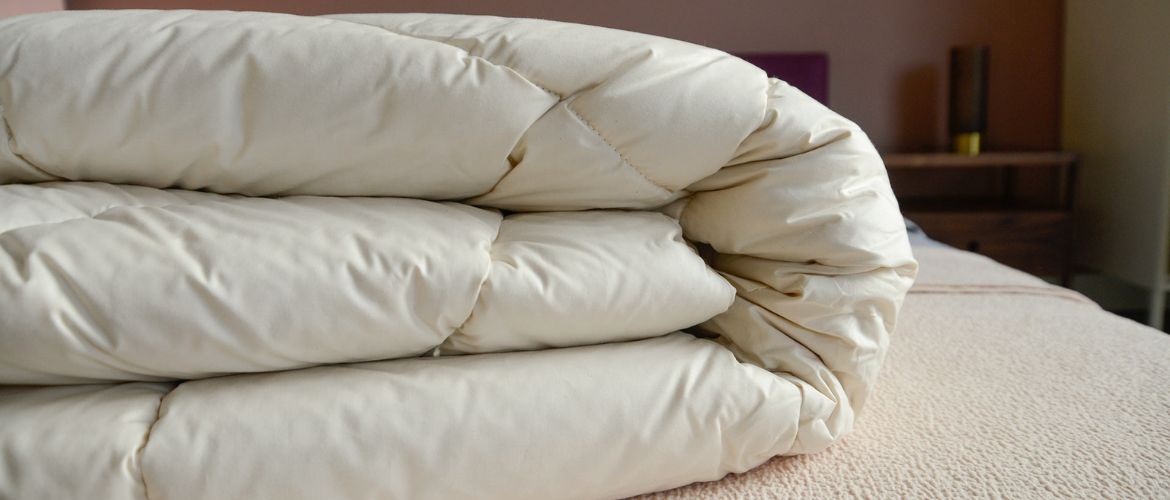 Ковдри з наповнювачами: як доглядати та зберігати