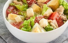 3 лучших соуса для салата Цезарь, с которыми он получит незабываемый вкус