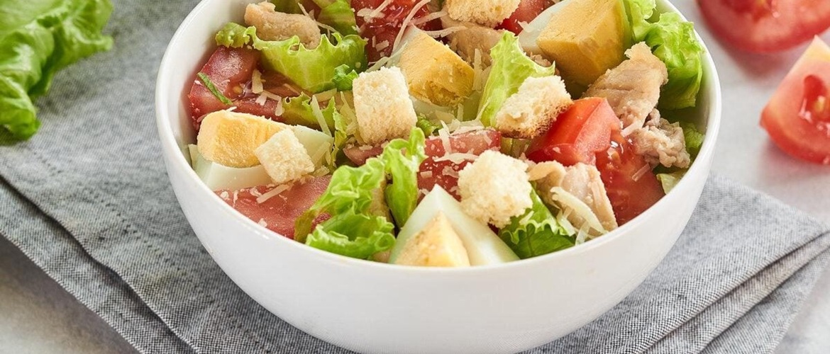 3 лучших соуса для салата Цезарь, с которыми он получит незабываемый вкус