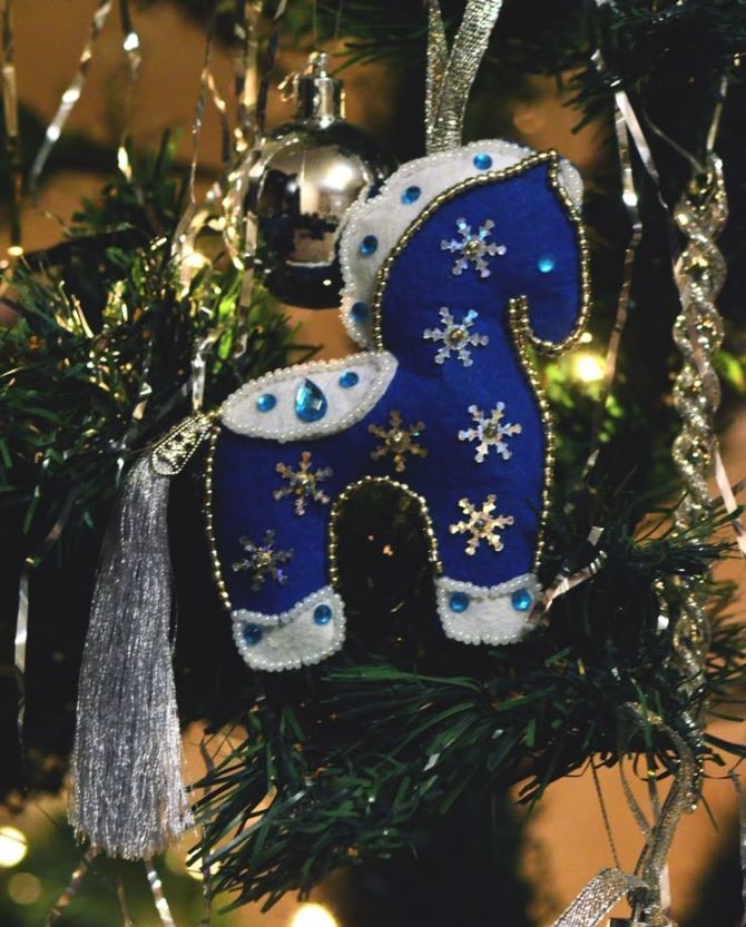 Символ 2026 года своими руками: новогодняя поделка лошадка из фетра 16