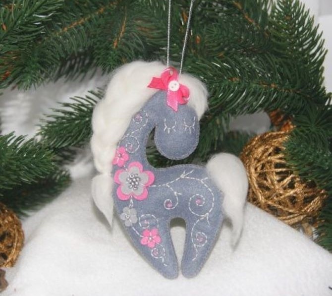 Символ 2026 года своими руками: новогодняя поделка лошадка из фетра 17