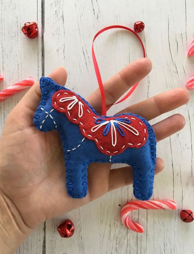 Символ 2026 года своими руками: новогодняя поделка лошадка из фетра 1
