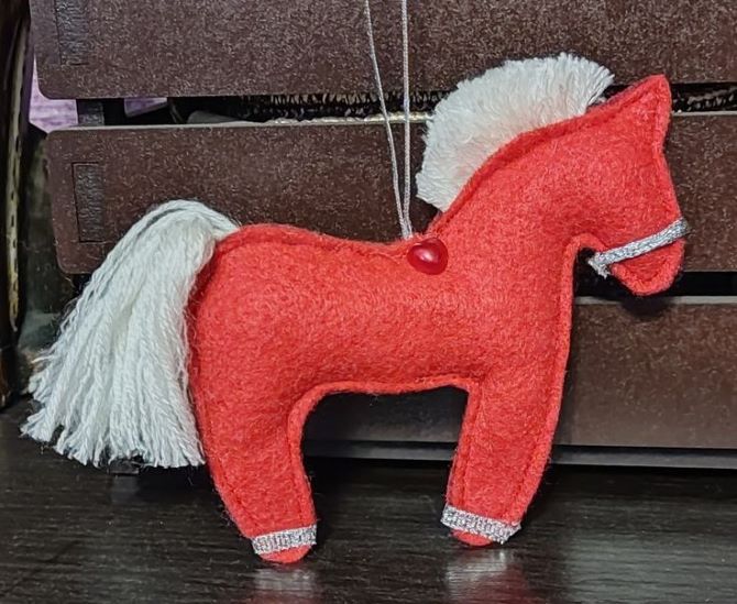 Символ 2026 года своими руками: новогодняя поделка лошадка из фетра 9