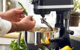 Кухонный комбайн: что он реально умеет и что сейчас модно готовить в 2025 году