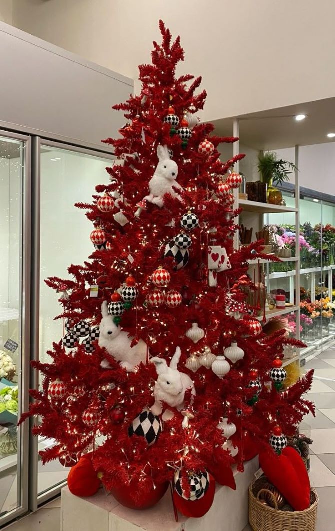 What color to decorate your Christmas tree in 2026: the best ideas for the Year of the Horse 26