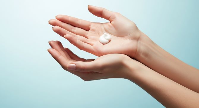 SOS-уход для сухой кожи рук зимой: как вернуть мягкость и комфорт 2