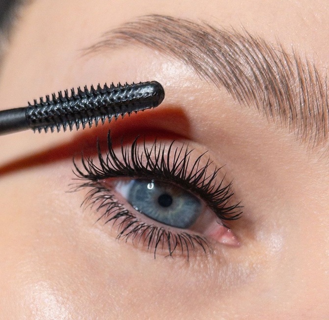 5 Trendige Mascara-Farben für Winter 2025/26 3