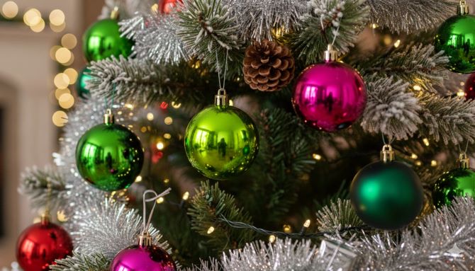 Какие игрушки вешать на елку в 2026 году, чтобы понравиться символу года 8