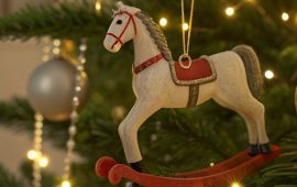 Welche Dekorationen schmücken den Weihnachtsbaum 2026, um das Symbol des Jahres zu besänftigen?