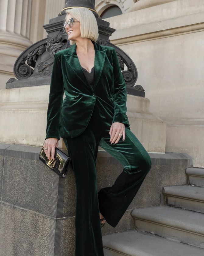 Стильные наряды на Новый год и Рождество для женщин старше 40 лет 9