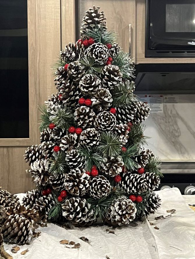 Новогодние поделки из шишек: красивые идеи декора своими руками 2