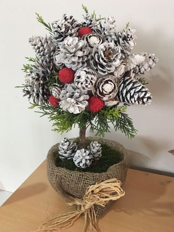 Новогодние поделки из шишек: красивые идеи декора своими руками 13