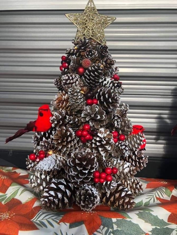 Новогодние поделки из шишек: красивые идеи декора своими руками 3