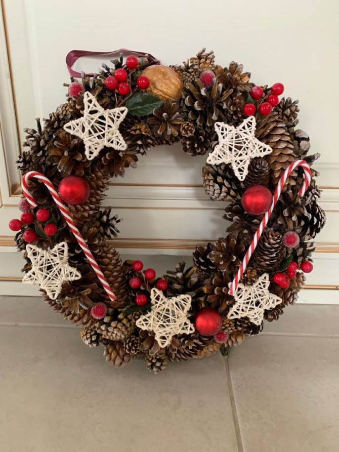 Новогодние поделки из шишек: красивые идеи декора своими руками 7