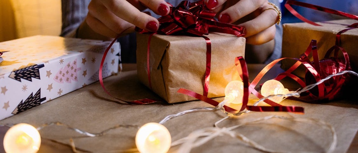Сладкие подарки на новогодние праздники: как выбрать и что подарить?