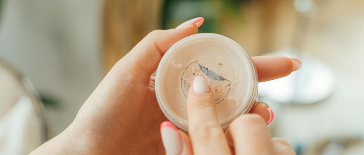 Як підібрати пудрову основу під макіяж жінкам після 50 років: практичні поради