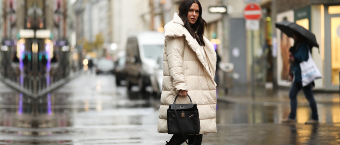 5 стильных способов носить пуховик этой зимой