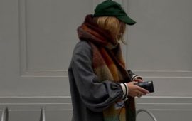 Как носить длинный шарф в 2026 году: 5 стильных образов