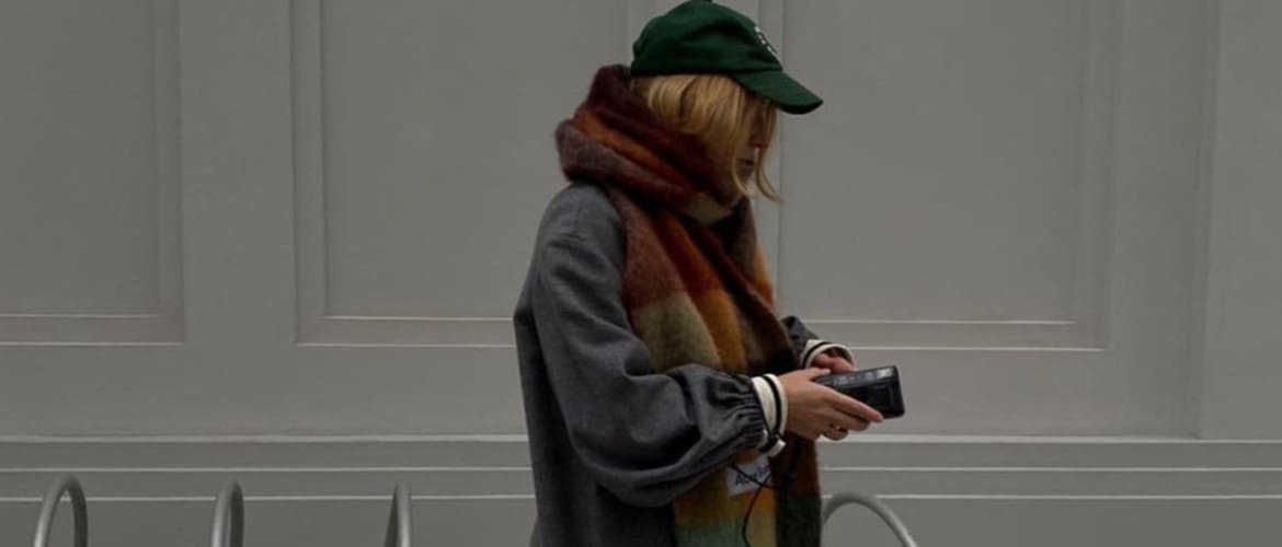 Как носить длинный шарф в 2026 году: 5 стильных образов