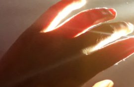 Человек излучает свет, пока жив – ученые сделали уникальное открытие