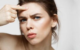Як позбутися дрібних висипань на лобі: ефективні способи