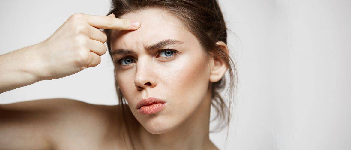 Как избавиться от мелких высыпаний на лбу: эффективные способы