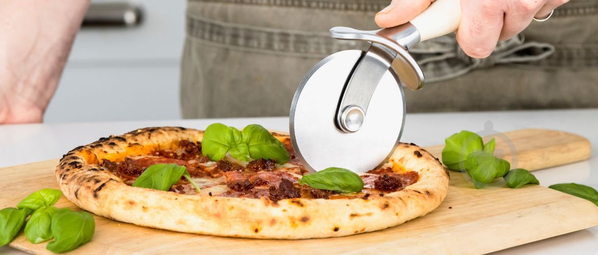 Нож для пиццы как практичный инструмент для кухни и профессиональных заведений