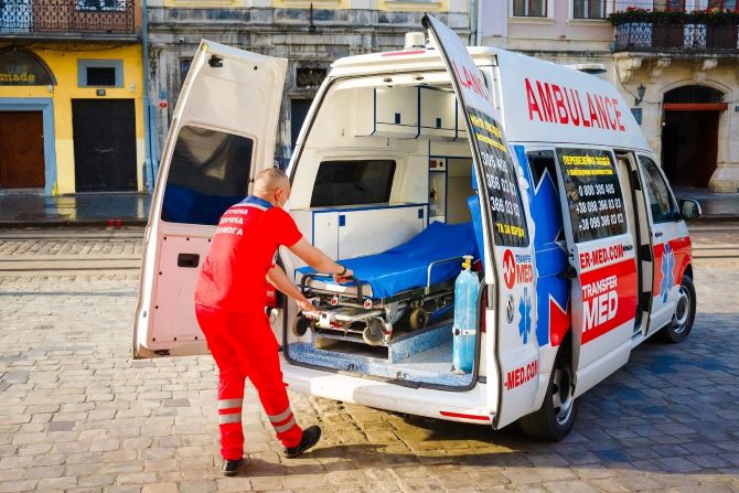 Как перевезти лежачего больного в другую страну? 1