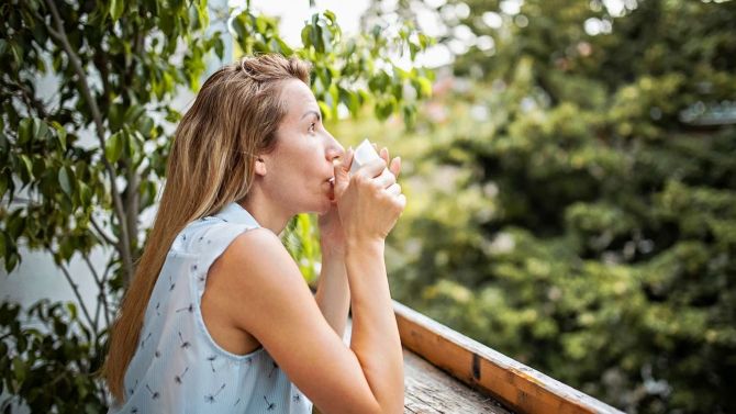 Ранкова кава на терасі за містом — спокійний заміський відпочинок навесні поблизу Києва