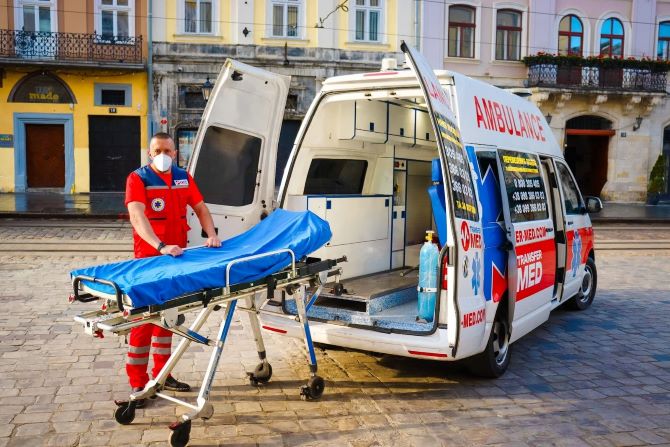 Как перевезти лежачего больного в другую страну? 2