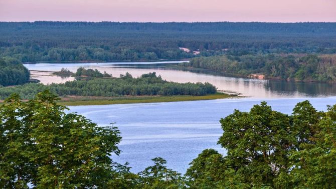 Панорама Дніпра біля Канева навесні — варіант, куди поїхати навесні з Києва на одноденну поїздку