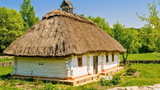 Традиційна українська хата в музеї народної архітектури — культурний відпочинок навесні в Київській області