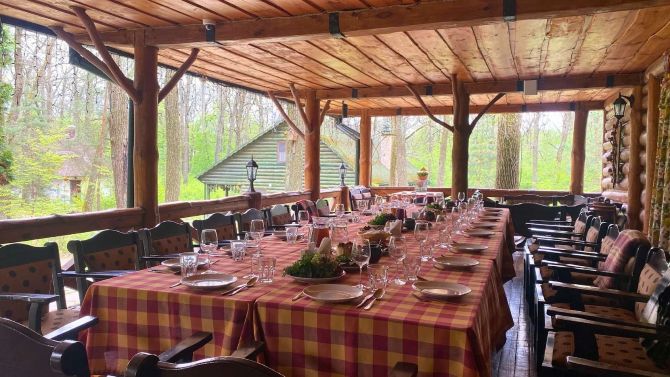 Тераса ресторану Рудий Лис у Lisotel — відпочинок навесні поблизу Києва з природою та комфортом