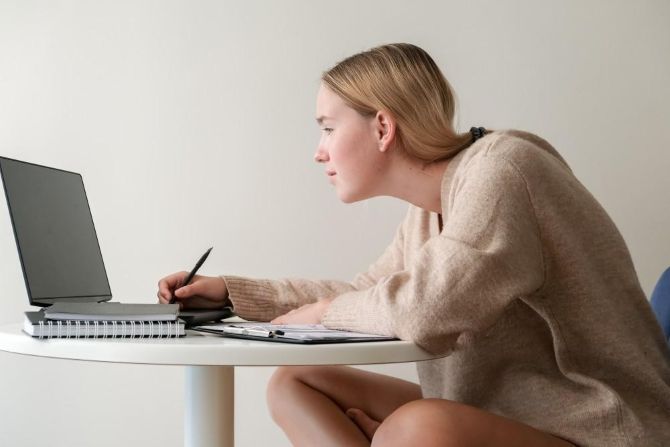 Синдром компьютерной шеи: почему от гаджетов болит шея и как это исправить 1