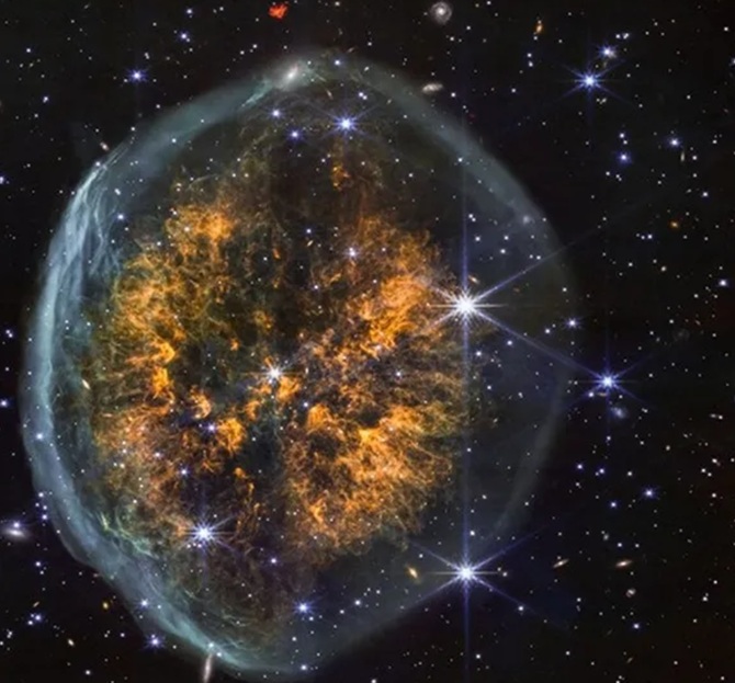 Webb-Weltraumteleskop enthüllt Nebel, der einem menschlichen Gehirn ähnelt 1