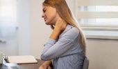 Синдром компьютерной шеи: почему от гаджетов болит шея и как это исправить