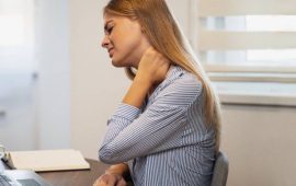 Синдром компьютерной шеи: почему от гаджетов болит шея и как это исправить