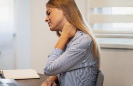 Синдром tech neck: почему от гаджетов болит шея и как это исправить